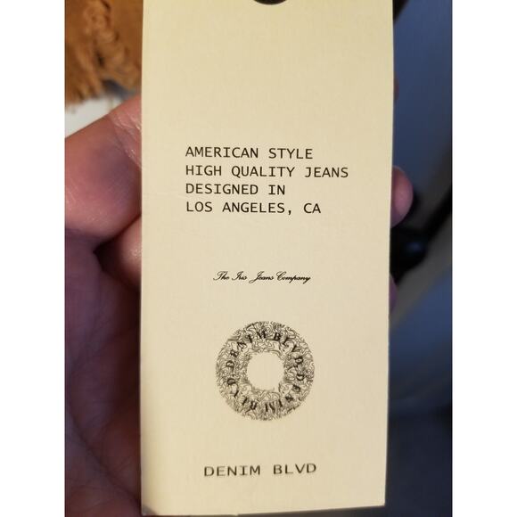 NWT Denim Blvd Los Angeles Women’s Distressed Cropped Jean Jacket Raw Hem Medium - Picture 5 of 10